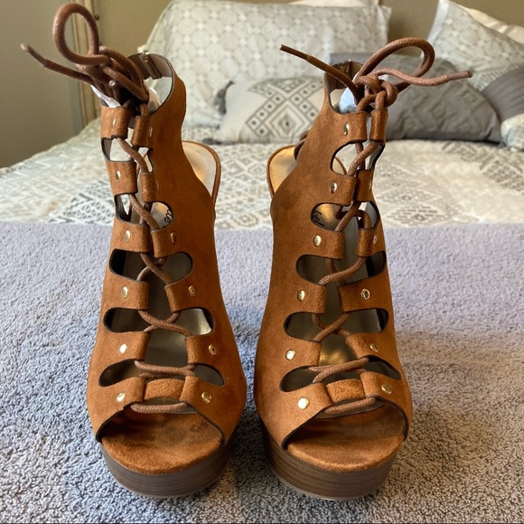 Breckelle’s Betsey-45W Tan Peep Toe Chunky Platform Heels size 9 - Picture 2 of 7